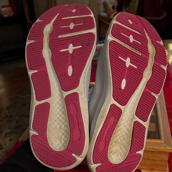 Under Armour Gray Athletic Shoes with Fuscia Logo - Picture 5 of 5